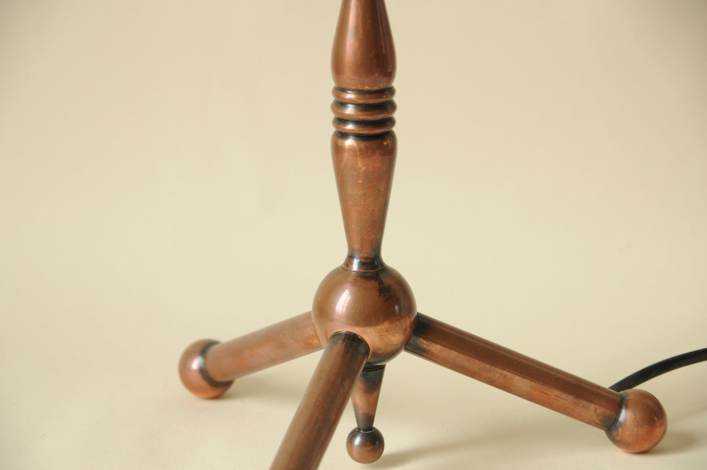 LAMPE TRIPODE EN CUIVRE ET ABAT-JOUR EFFET CUIR BRUN