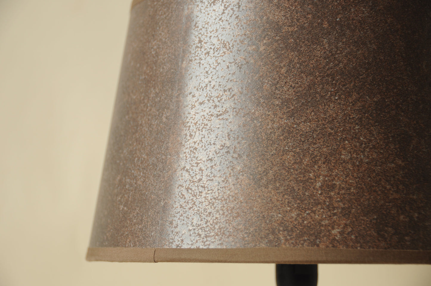 LAMPE TRIPODE EN CUIVRE ET ABAT-JOUR EFFET CUIR BRUN