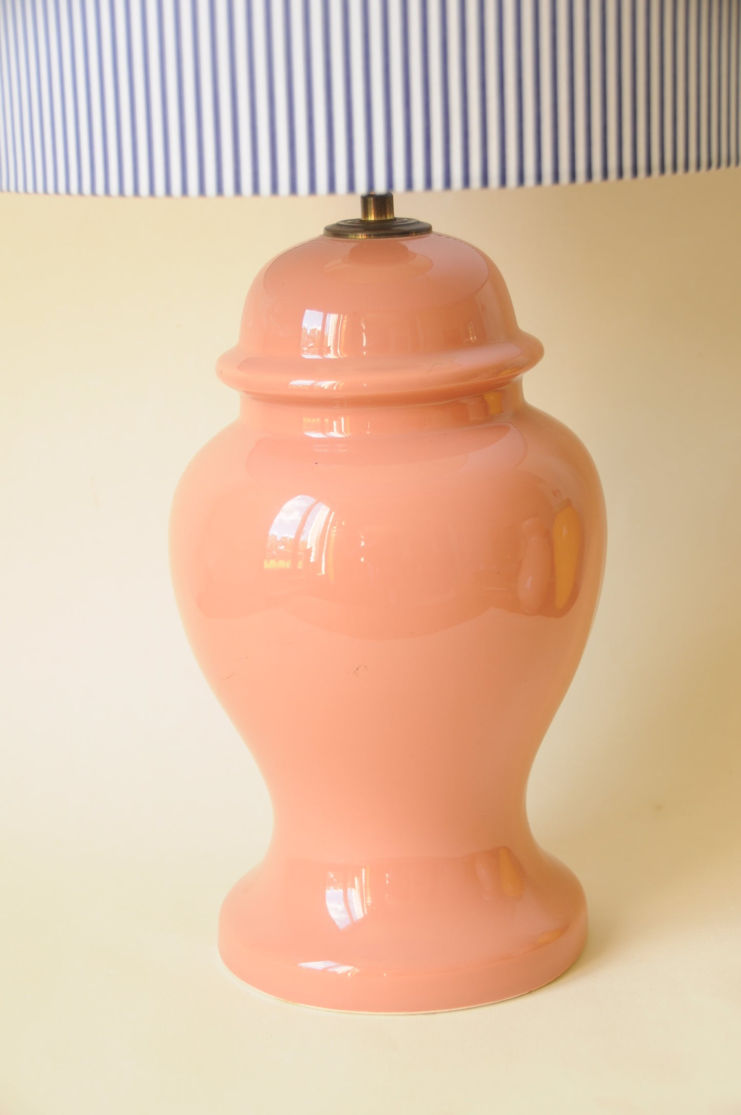 LAMPE POTICHE EN CERAMIQUE ROSE - ABAT JOUR RAYE BLEU BLANC