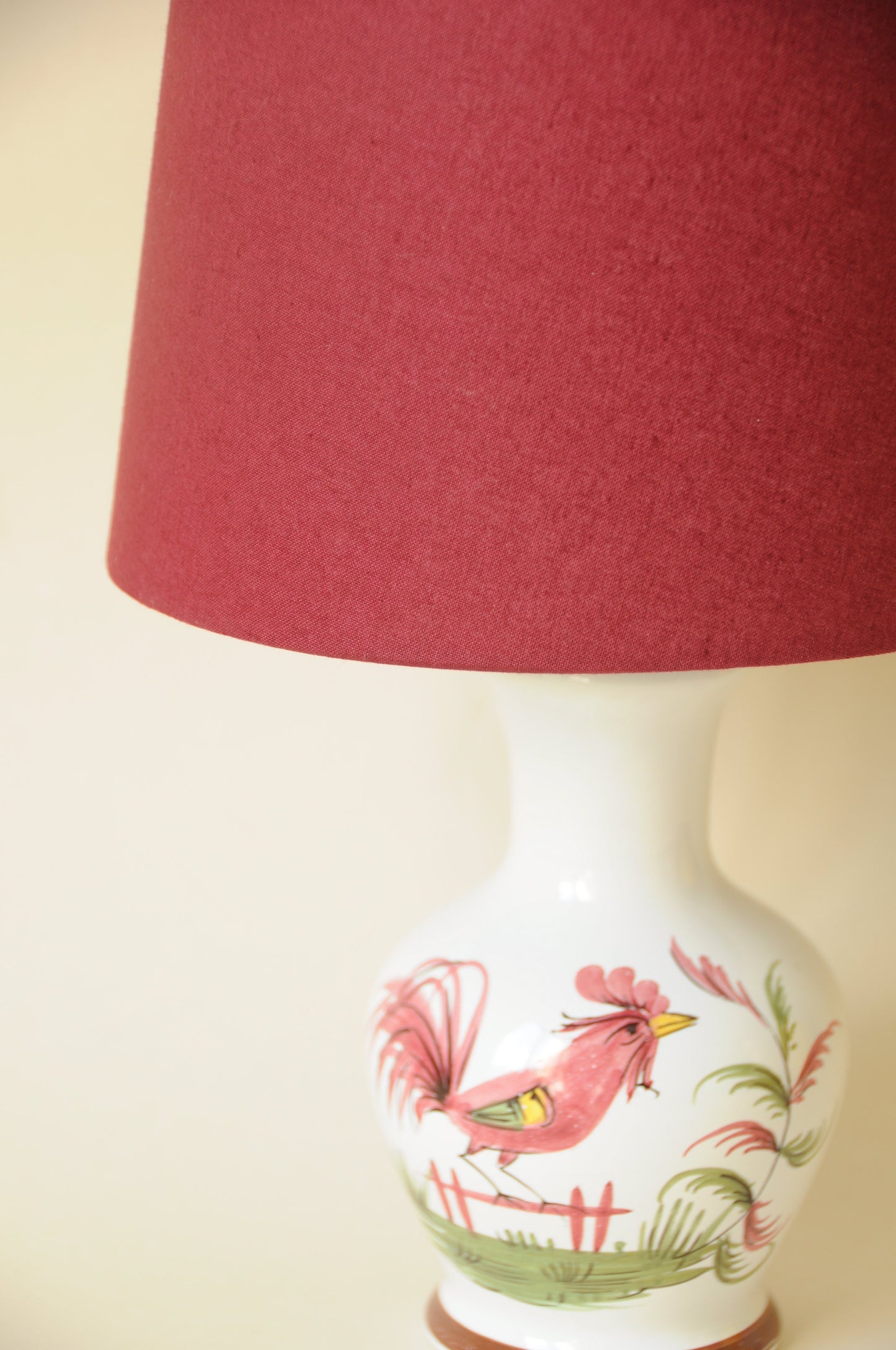 LAMPE DECOR COQ EN CERAMIQUE BLANC ROUGE BORDEAUX