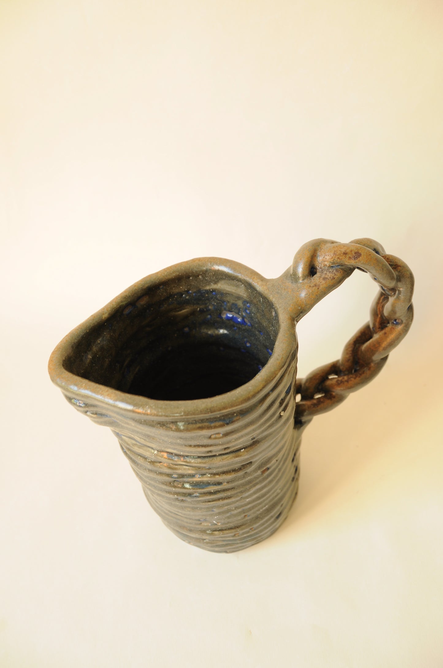 CARAFE EN GRÈS ÉMAILLÉ GRIS BLEU À ANSE XXL TRÉSSÉE