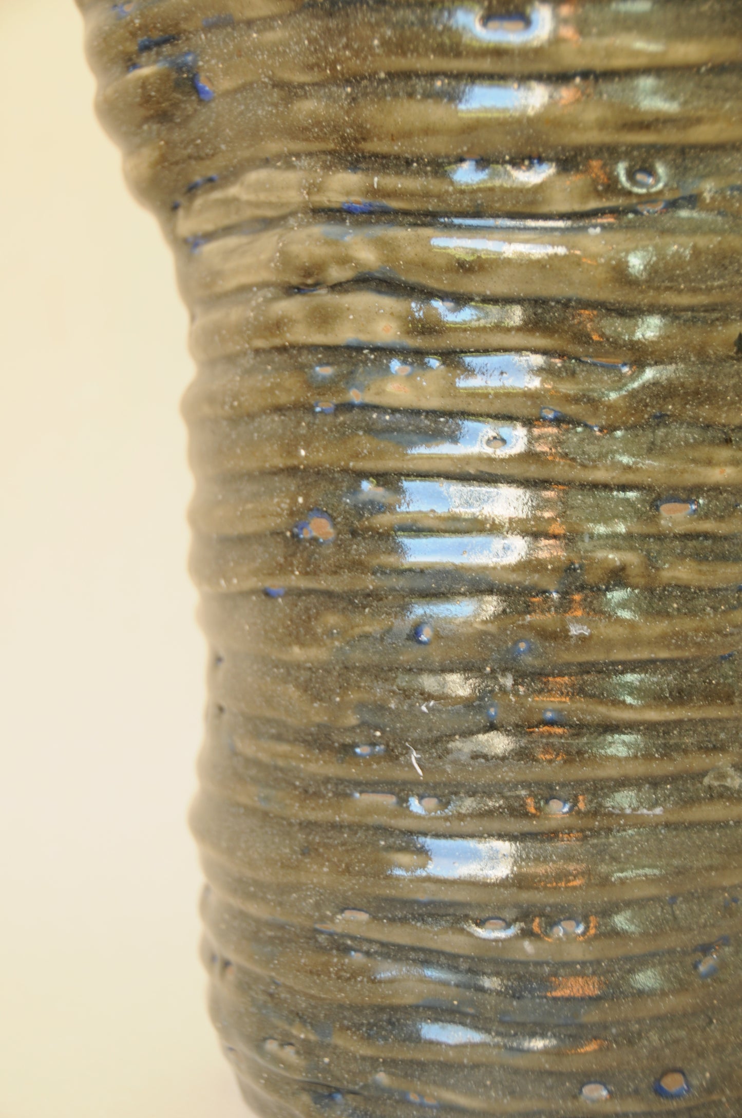 CARAFE EN GRÈS ÉMAILLÉ GRIS BLEU À ANSE XXL TRÉSSÉE