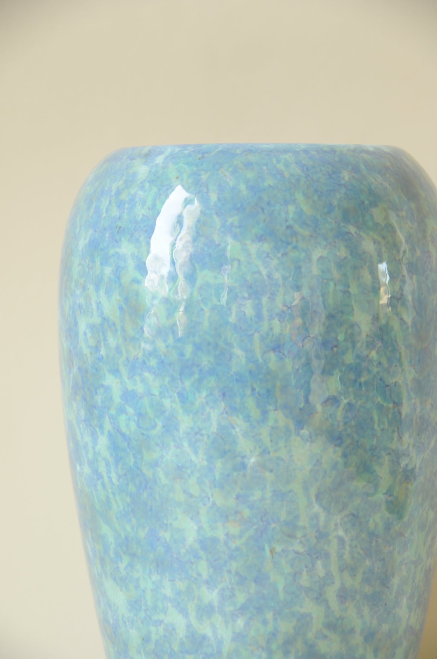 VASE OVOÏDE EN CERAMIQUE IRISEE BLEU TURQUOISE