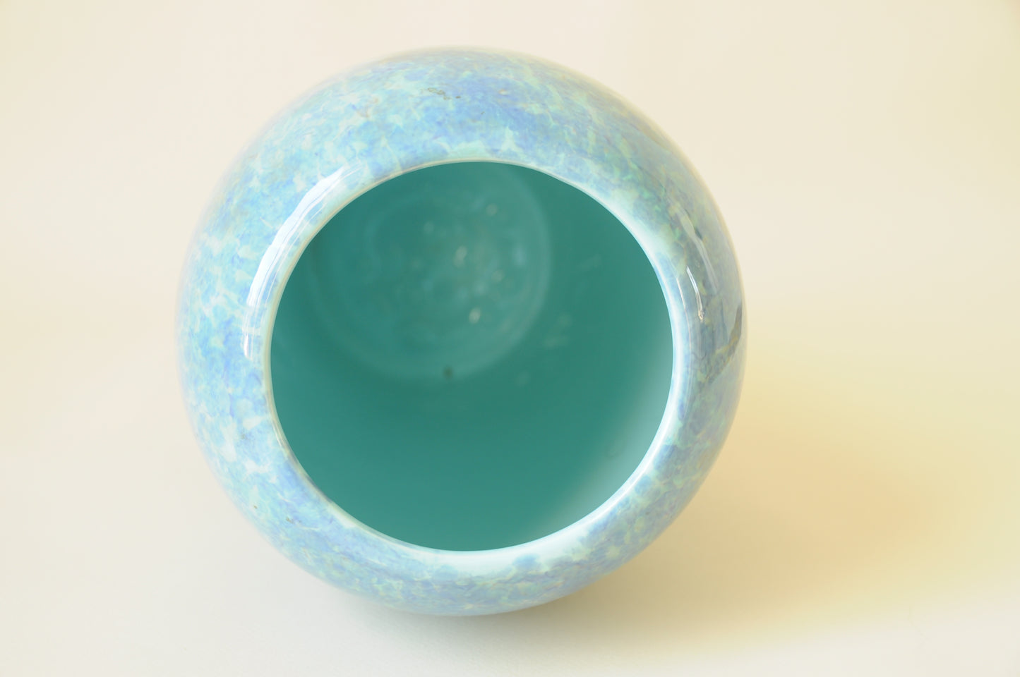 VASE OVOÏDE EN CERAMIQUE IRISEE BLEU TURQUOISE