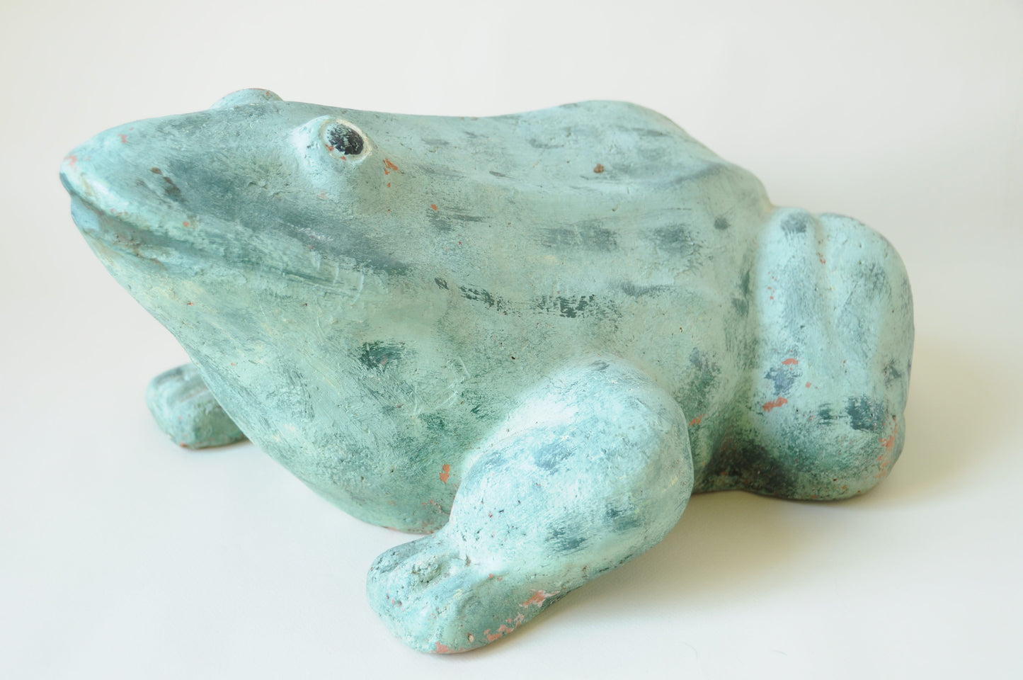 SCULPTURE DE JARDIN GRENOUILLE EN TERRE CUITE PATINÉE