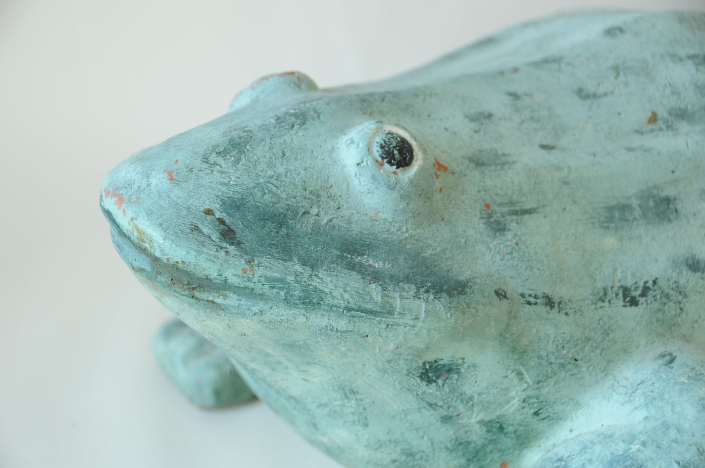 SCULPTURE DE JARDIN GRENOUILLE EN TERRE CUITE PATINÉE