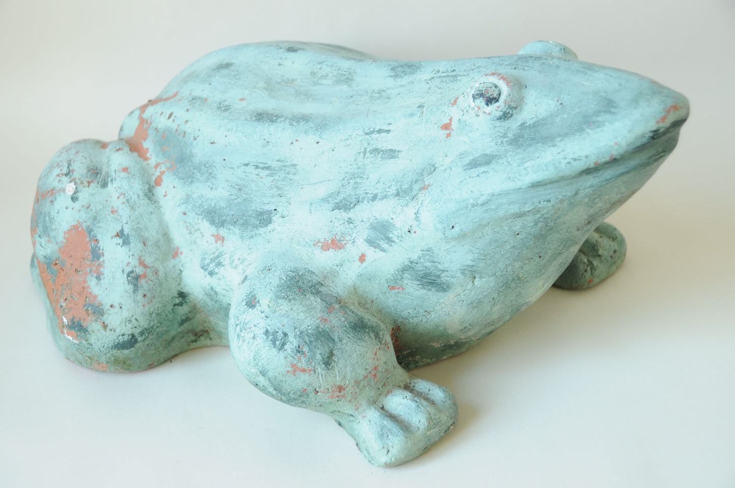 SCULPTURE DE JARDIN GRENOUILLE EN TERRE CUITE PATINÉE