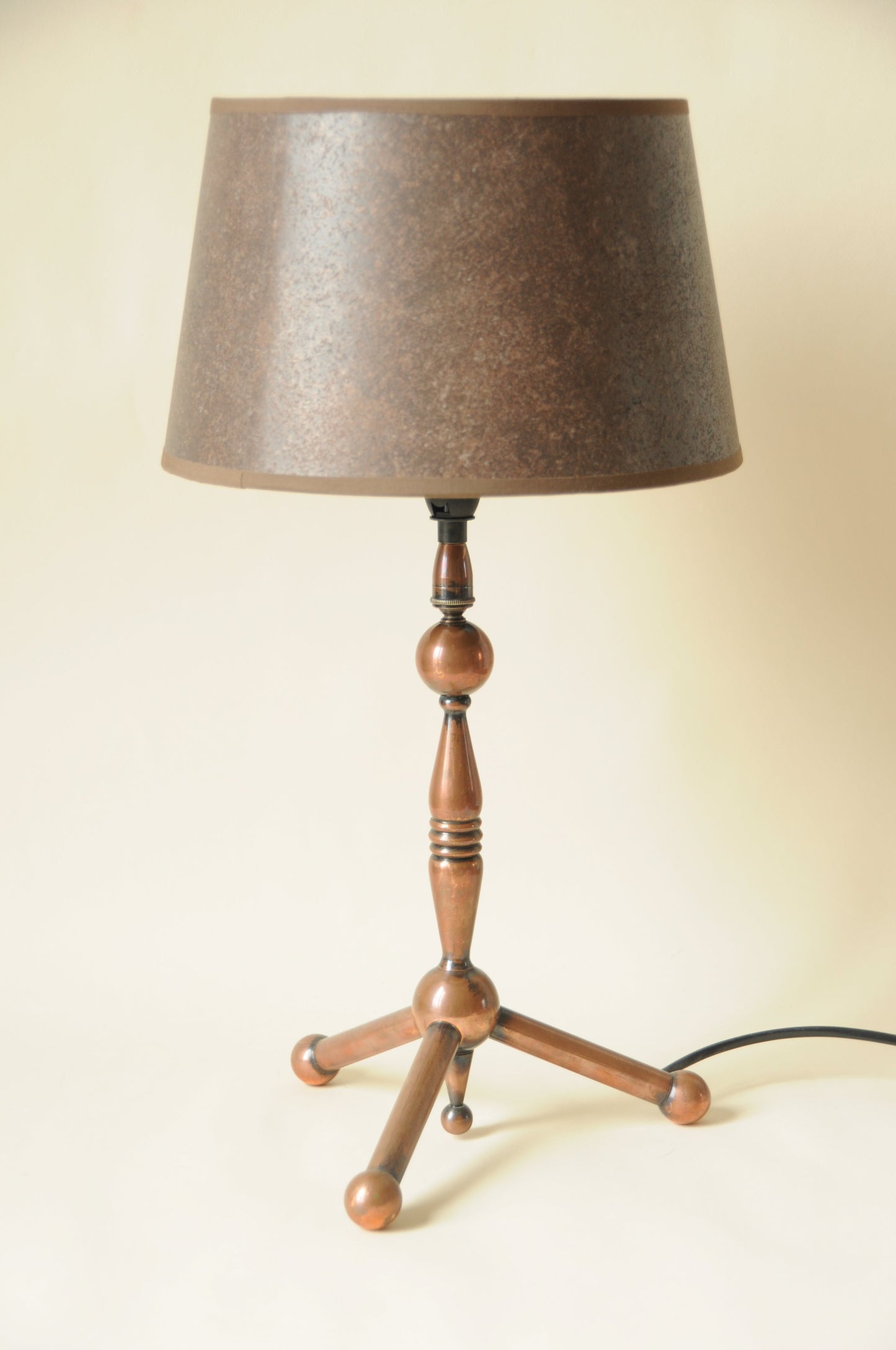 LAMPE TRIPODE EN CUIVRE ET ABAT-JOUR EFFET CUIR BRUN