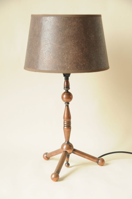 LAMPE TRIPODE EN CUIVRE ET ABAT-JOUR EFFET CUIR BRUN