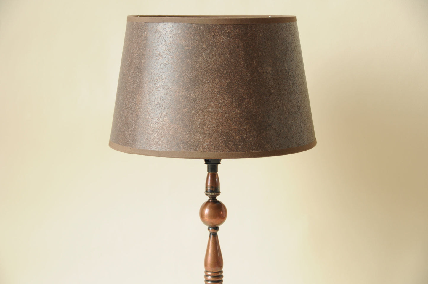 LAMPE TRIPODE EN CUIVRE ET ABAT-JOUR EFFET CUIR BRUN
