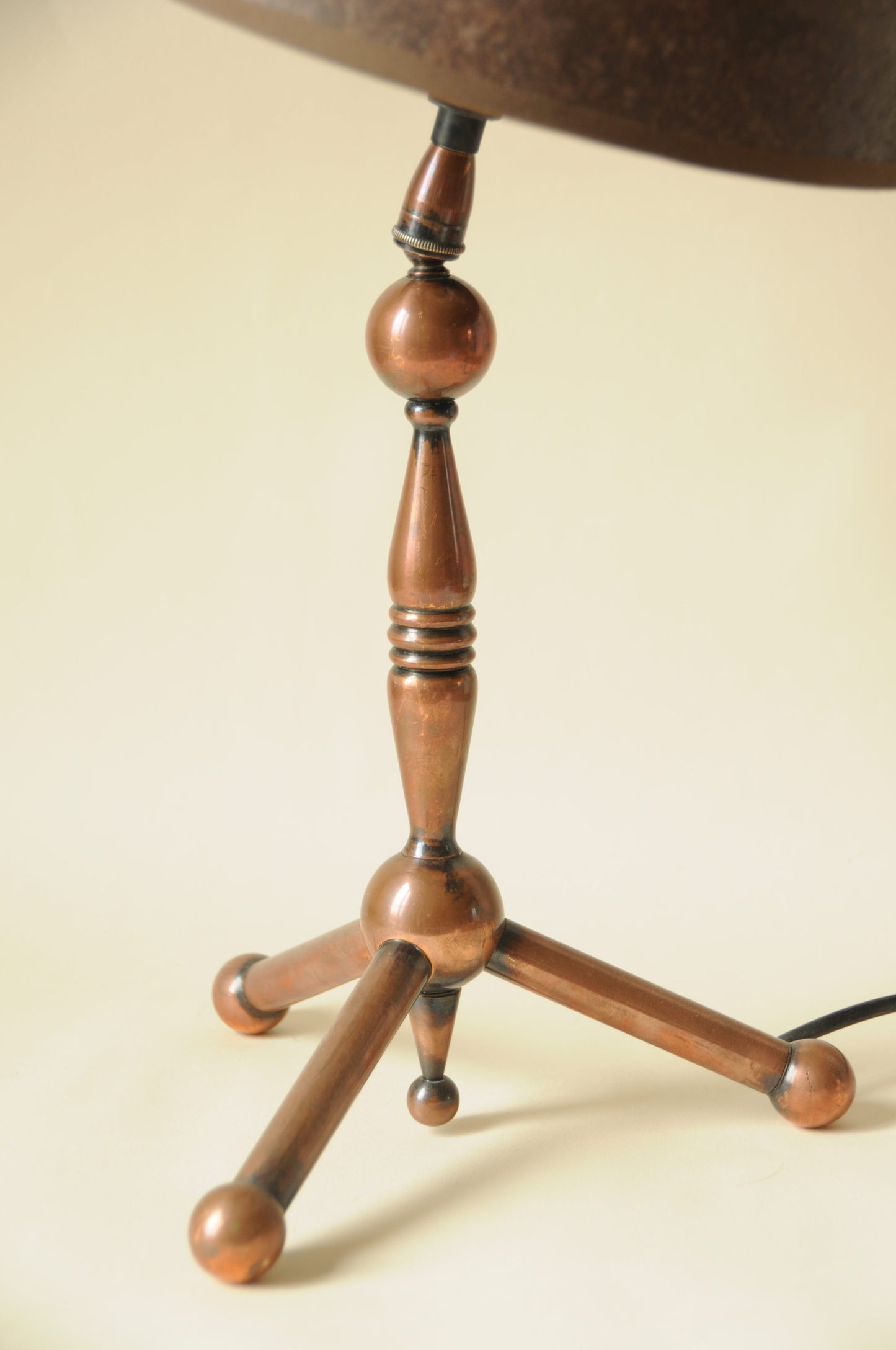 LAMPE TRIPODE EN CUIVRE ET ABAT-JOUR EFFET CUIR BRUN