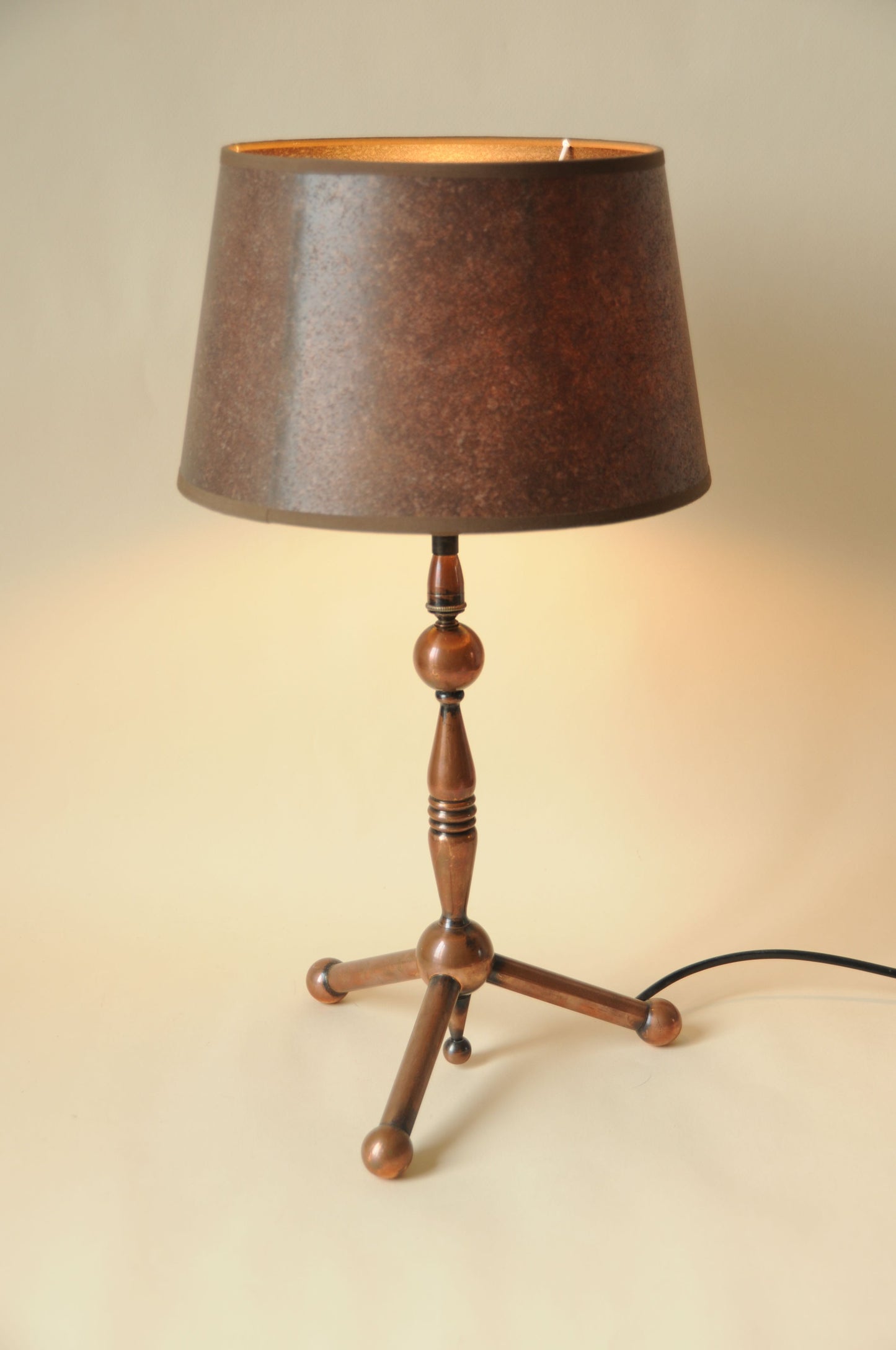 LAMPE TRIPODE EN CUIVRE ET ABAT-JOUR EFFET CUIR BRUN