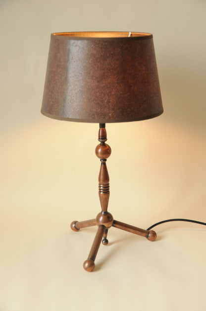 LAMPE TRIPODE EN CUIVRE ET ABAT-JOUR EFFET CUIR BRUN