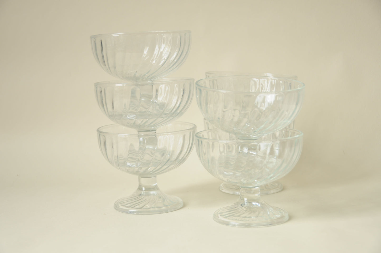 COUPE À DESSERT SUR PIED EN VERRE STRIÉ