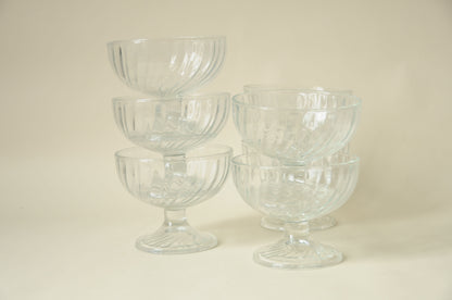 COUPE À DESSERT SUR PIED EN VERRE STRIÉ