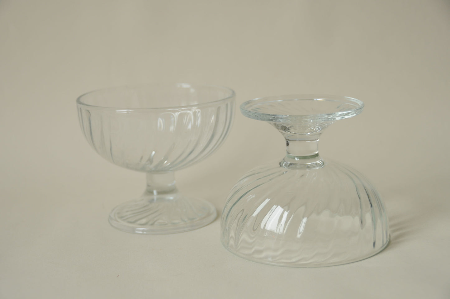 COUPE À DESSERT SUR PIED EN VERRE STRIÉ