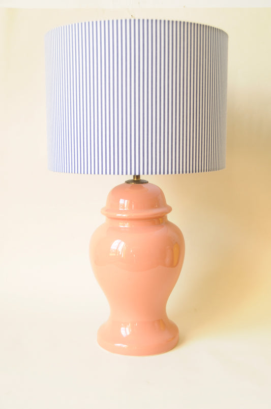 LAMPE POTICHE EN CERAMIQUE ROSE - ABAT JOUR RAYE BLEU BLANC