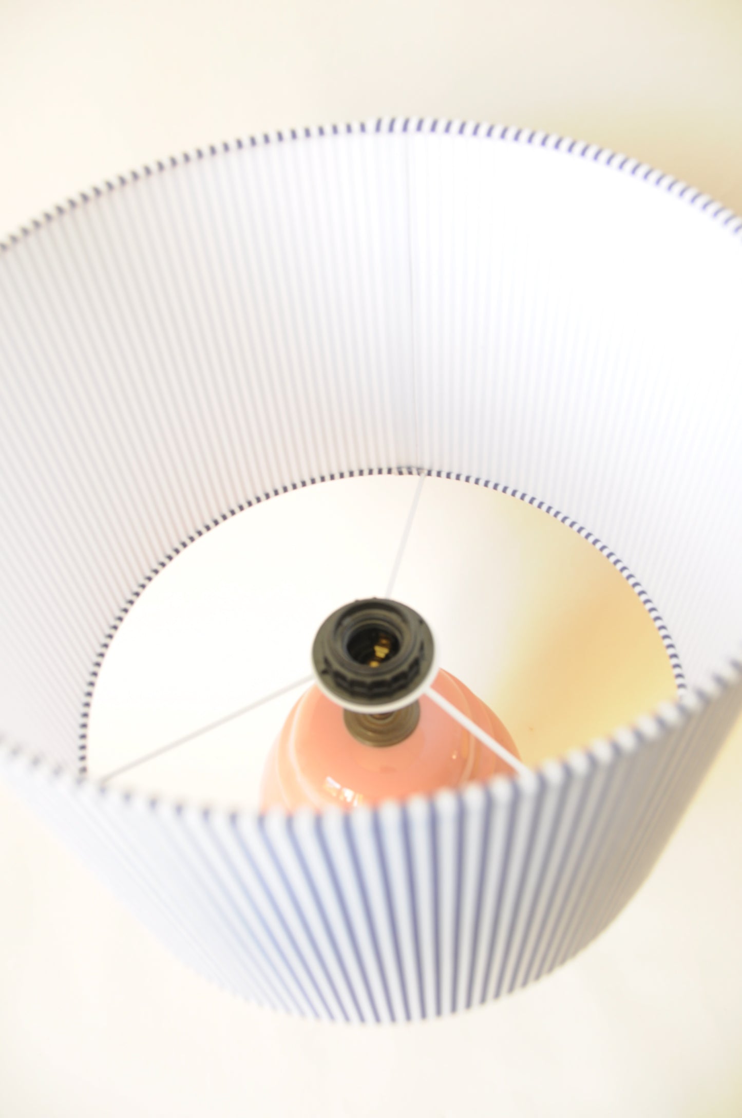 LAMPE POTICHE EN CERAMIQUE ROSE - ABAT JOUR RAYE BLEU BLANC