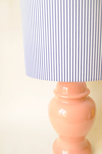 LAMPE POTICHE EN CERAMIQUE ROSE - ABAT JOUR RAYE BLEU BLANC