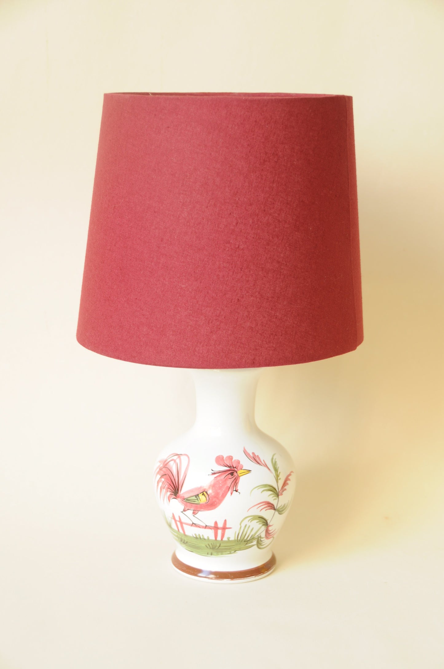 LAMPE DECOR COQ EN CERAMIQUE BLANC ROUGE BORDEAUX