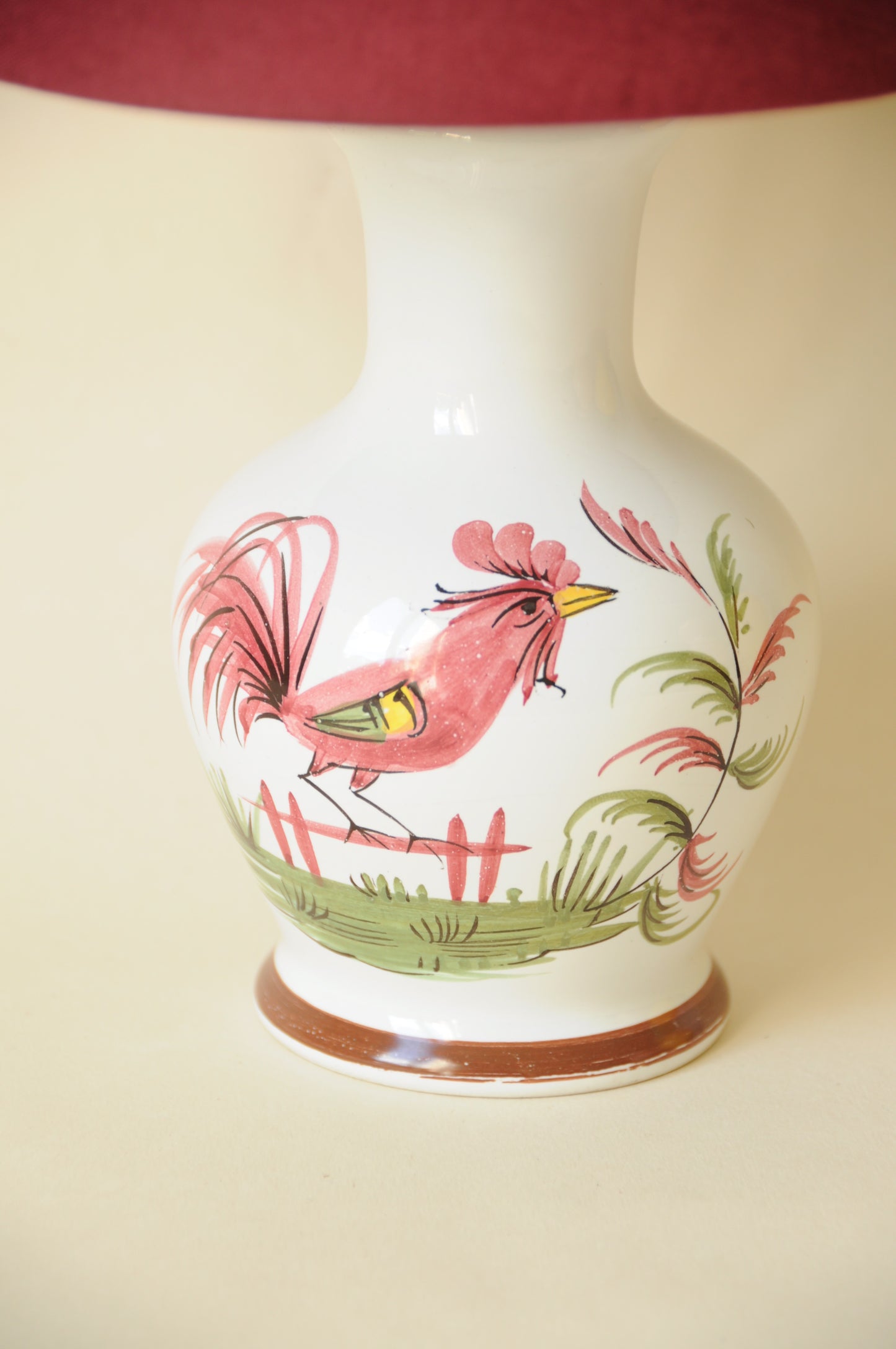 LAMPE DECOR COQ EN CERAMIQUE BLANC ROUGE BORDEAUX