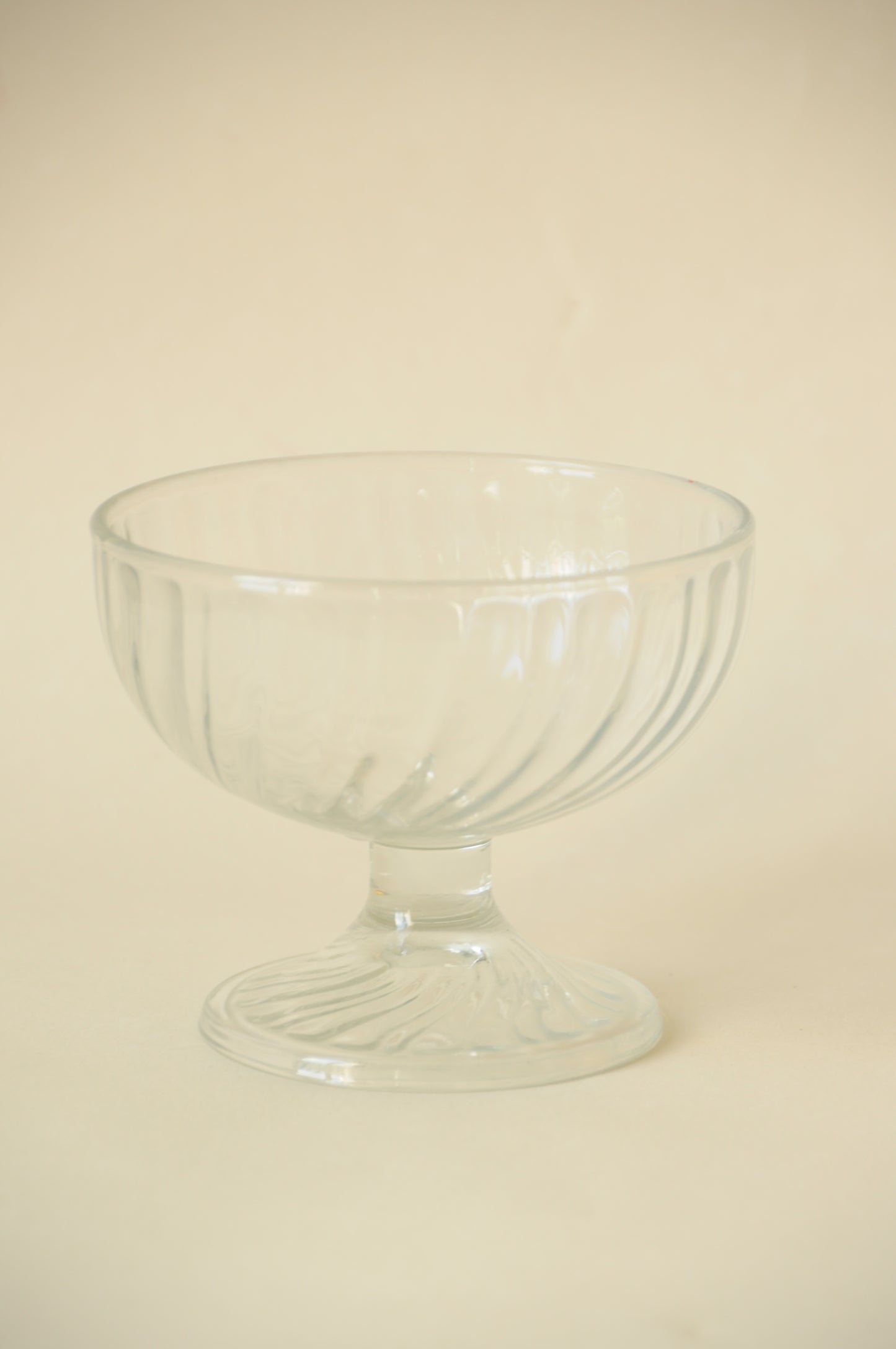 COUPE À DESSERT SUR PIED EN VERRE STRIÉ