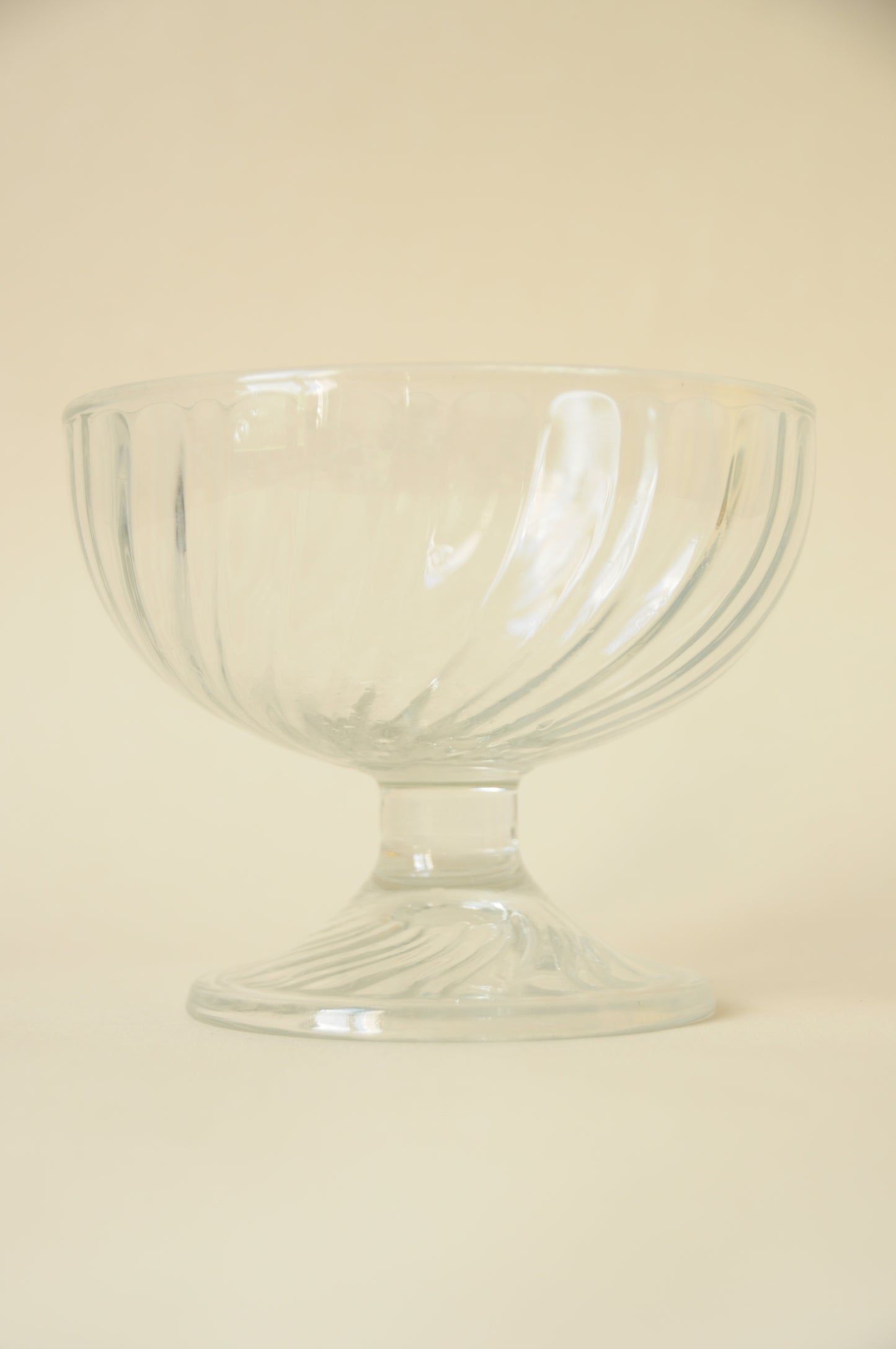 COUPE À DESSERT SUR PIED EN VERRE STRIÉ