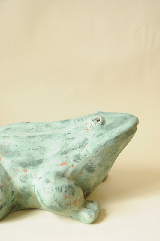 SCULPTURE DE JARDIN GRENOUILLE EN TERRE CUITE PATINÉE