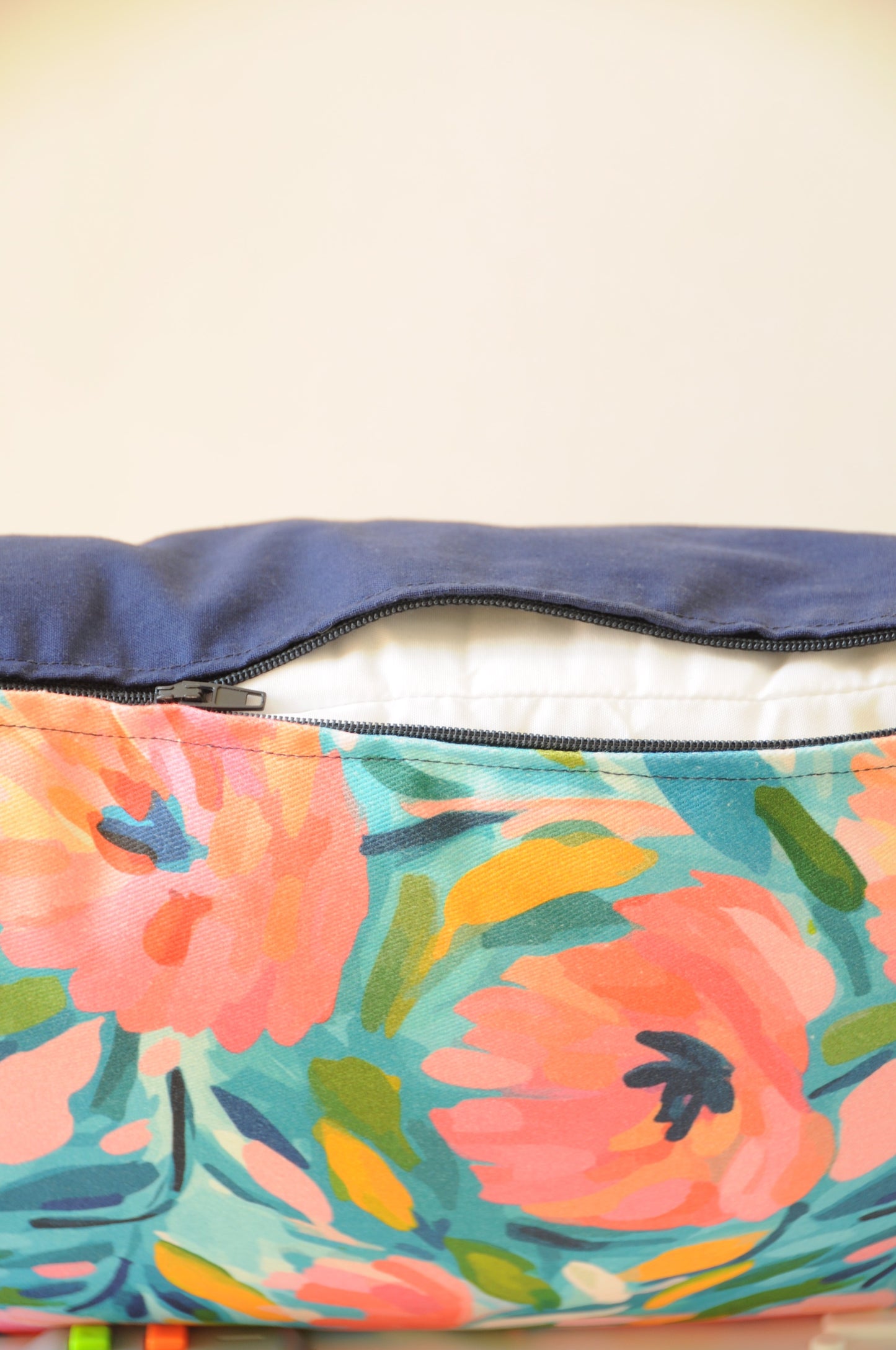 COUSSIN IMPRIMÉ MOTIF FLORAL MULTICOLORE