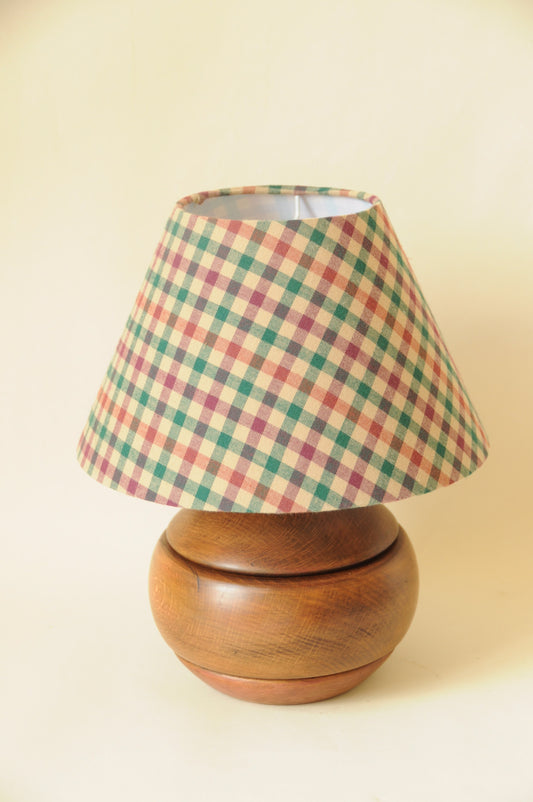 LAMPE RONDE EN BOIS AVEC ABAT-JOUR A CARREAUX VICHY