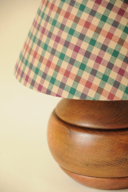 LAMPE RONDE EN BOIS AVEC ABAT-JOUR A CARREAUX VICHY