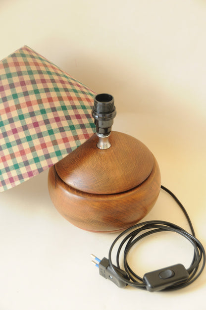 LAMPE RONDE EN BOIS AVEC ABAT-JOUR A CARREAUX VICHY
