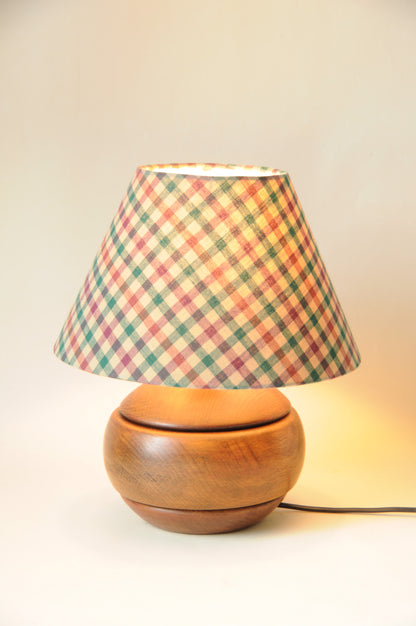 LAMPE RONDE EN BOIS AVEC ABAT-JOUR A CARREAUX VICHY