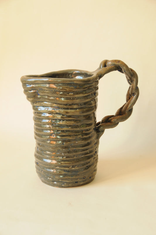 CARAFE EN GRÈS ÉMAILLÉ GRIS BLEU À ANSE XXL TRÉSSÉE
