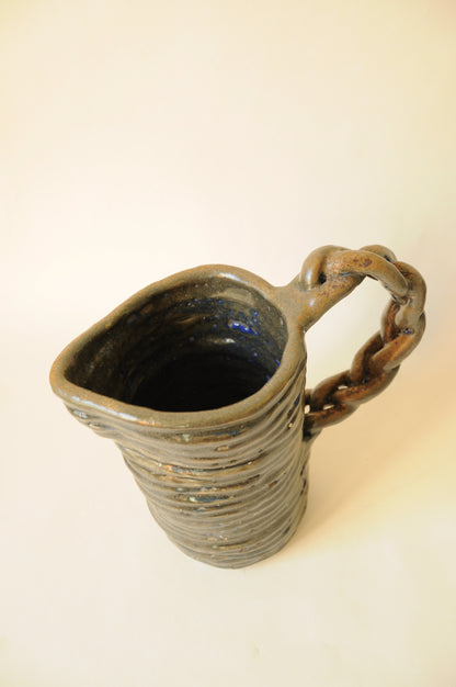 CARAFE EN GRÈS ÉMAILLÉ GRIS BLEU À ANSE XXL TRÉSSÉE