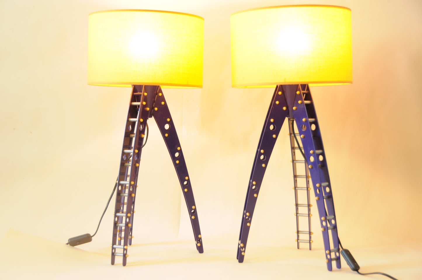 LAMPE MECCANO BLEU ELECTRIQUE ET ABAT JOUR JAUNE