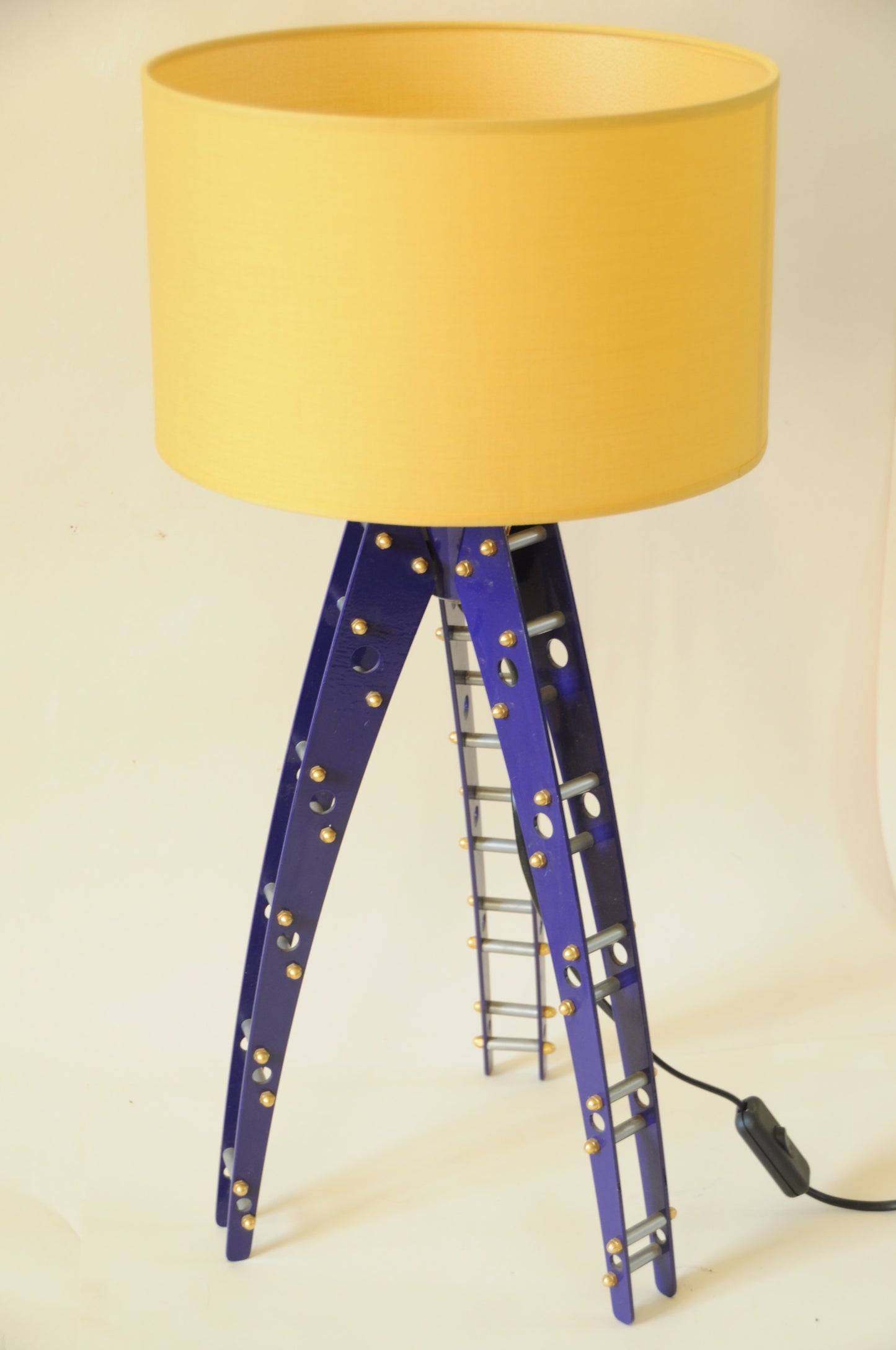 LAMPE MECCANO BLEU ELECTRIQUE ET ABAT JOUR JAUNE