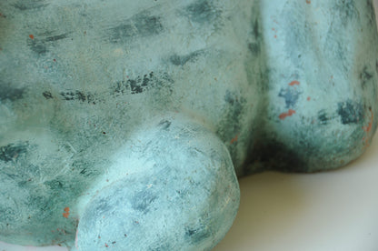 SCULPTURE DE JARDIN GRENOUILLE EN TERRE CUITE PATINÉE